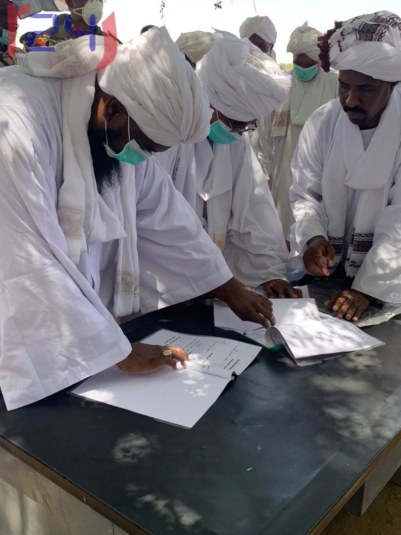 لحظة التوقيع على الوثيقة بين الرزيقات والفلاتة