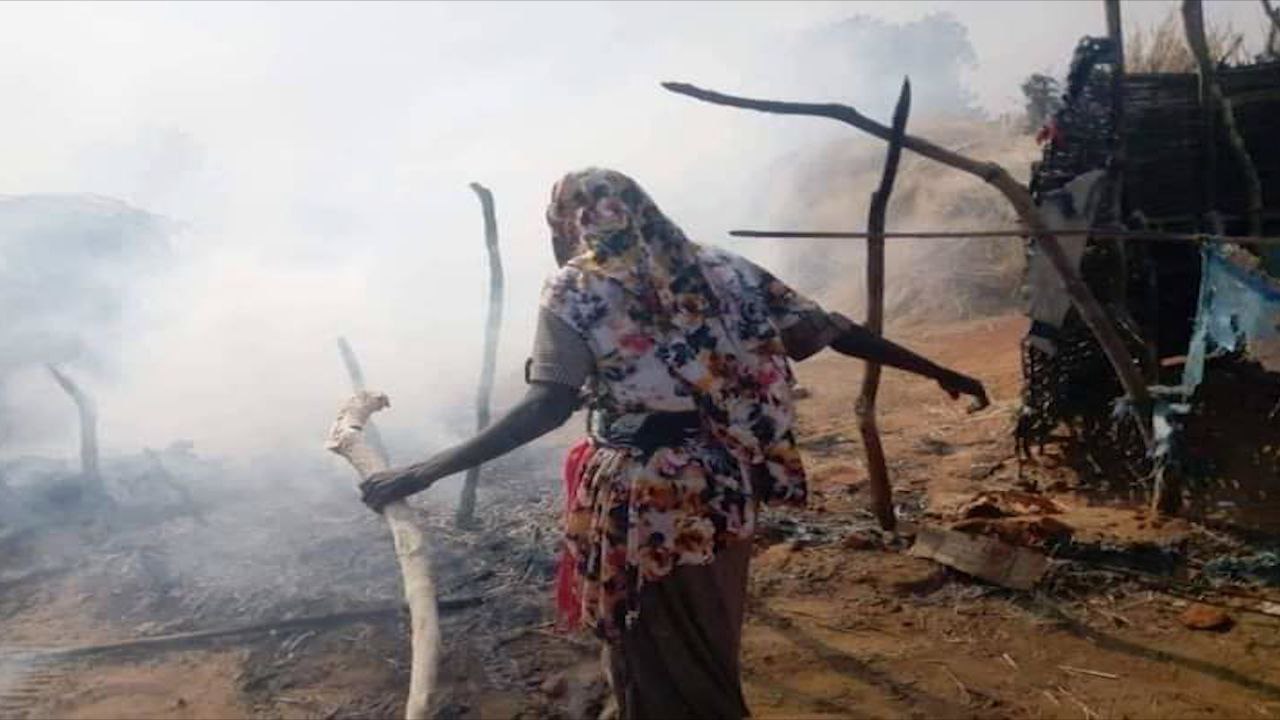 نازحة بمخيم كريندينق تحاول انقاذ بعض ممتلكاتها من الحربق