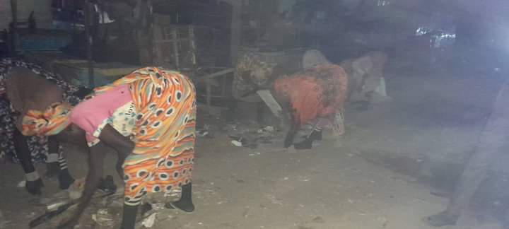 العاملات يجمعن النفايات ليلاً