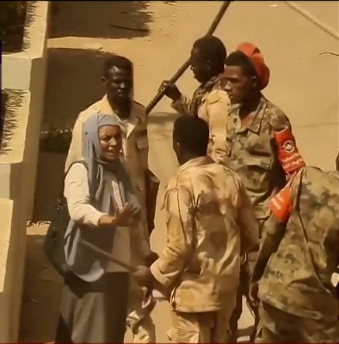 عناصر من قوات الأمن يعتدون بالضرب على احدي الفتيات 