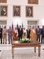 التوقيع على اول اتفاق في جدة