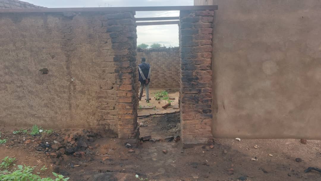 احد السكان يقف على اطلال منزله