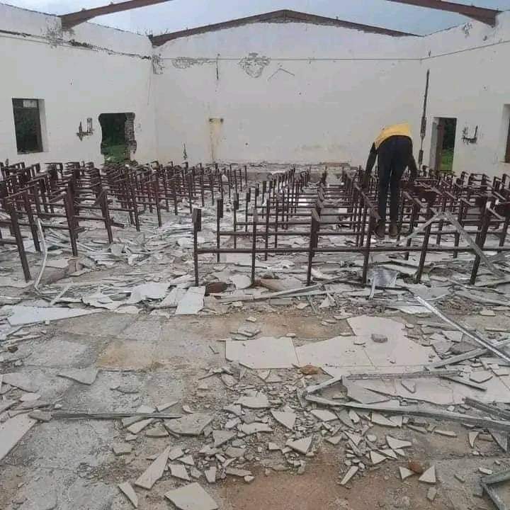 دمار احدي قاعات الدراسة بجامعة زالنجي